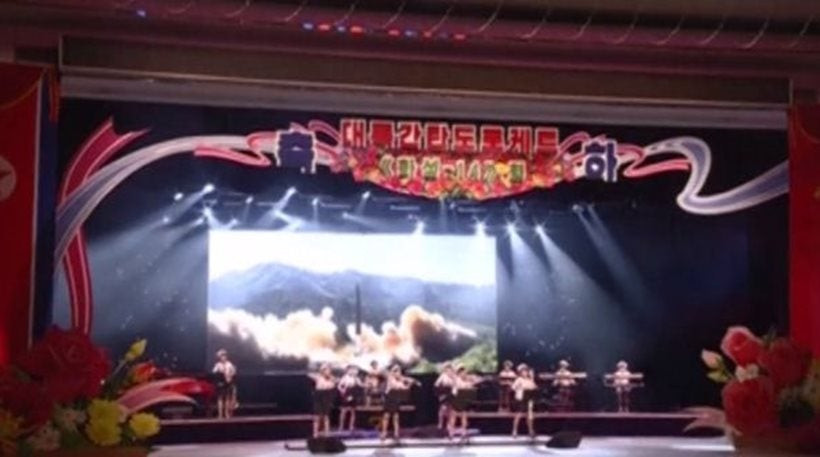 Ο Κιμ Γιονγκ Ουν ανεβάζει κονσέρτο για να γιορτάσει την εκτόξευση του πυραύλου (βίντεο)